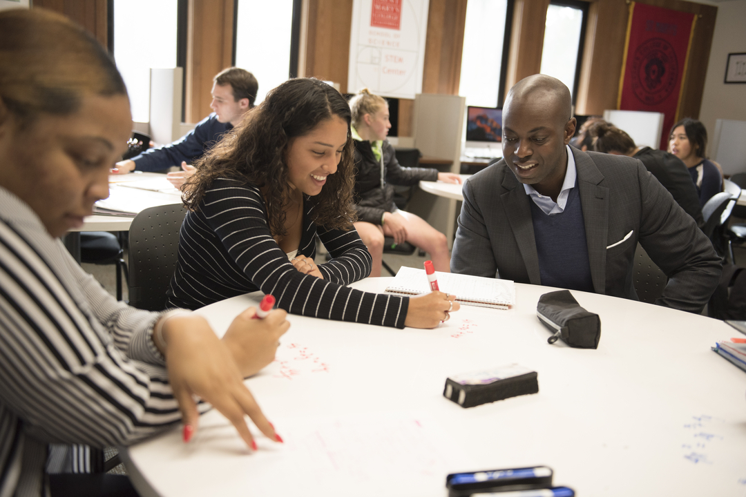 Ameer Thompson tutoring students in the STEM Center
