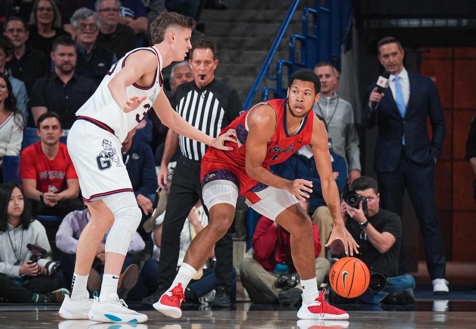 Basketball player Joshua Jefferson with the ball against Gonzaga Feb. 25, 2023