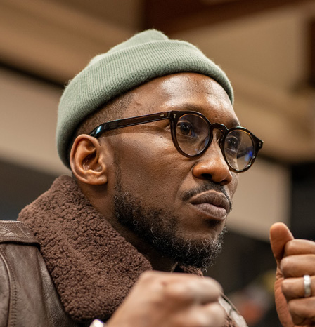 Mahershala with glasses, hat and jacket