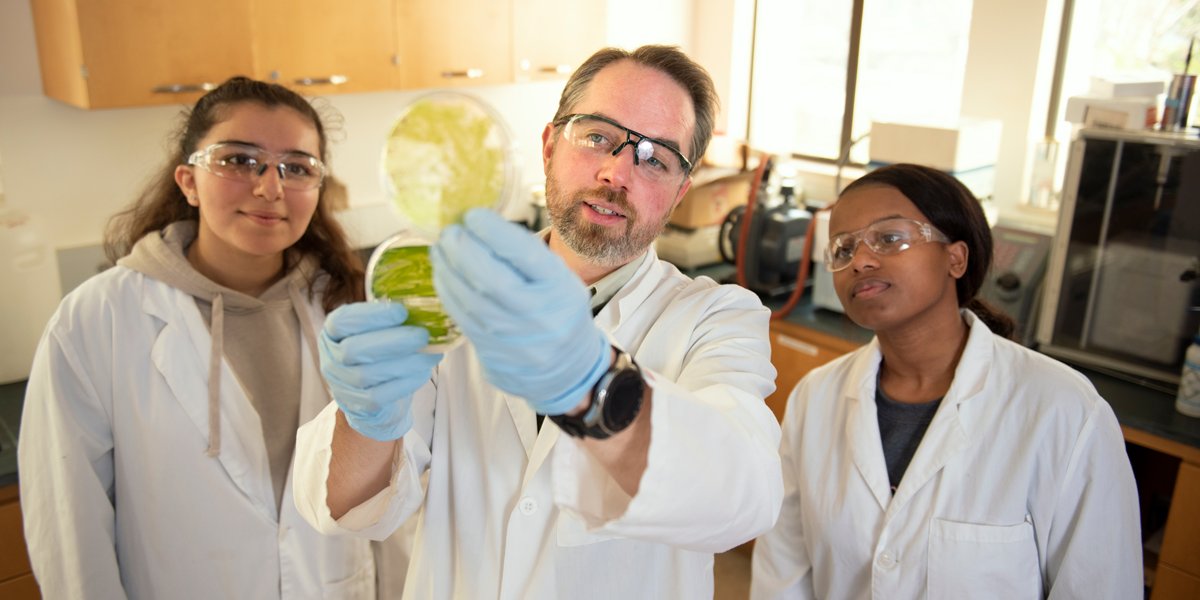 Dr. Jim Pesavento with some Biotech students in the lab.