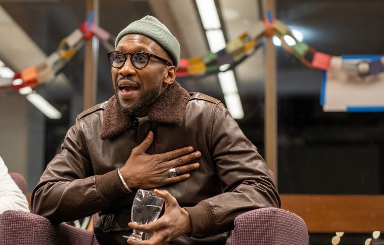 Mahershala Ali addressing students