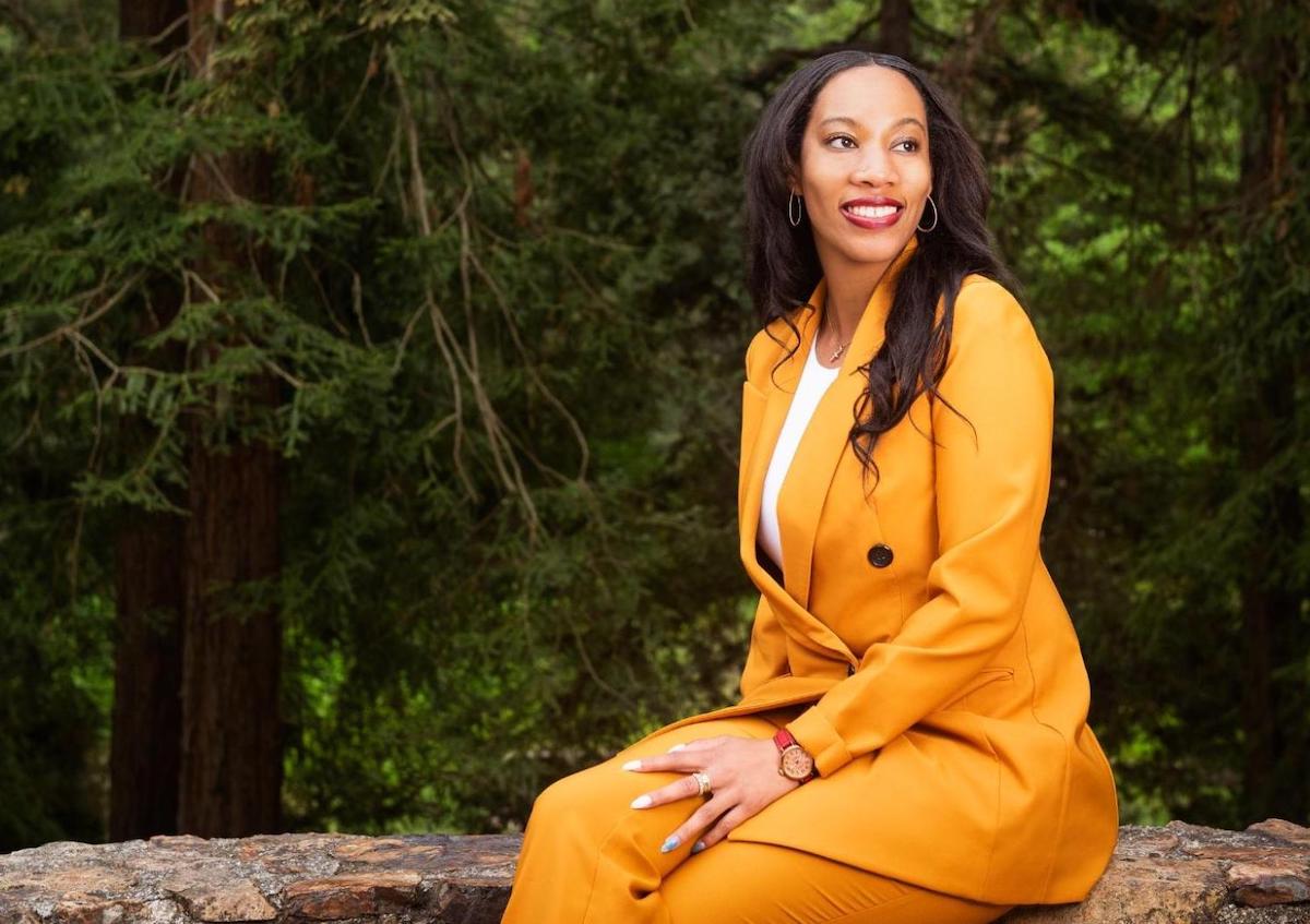 Kalina Bryant seated - commencement speaker for Saint Mary's 2023