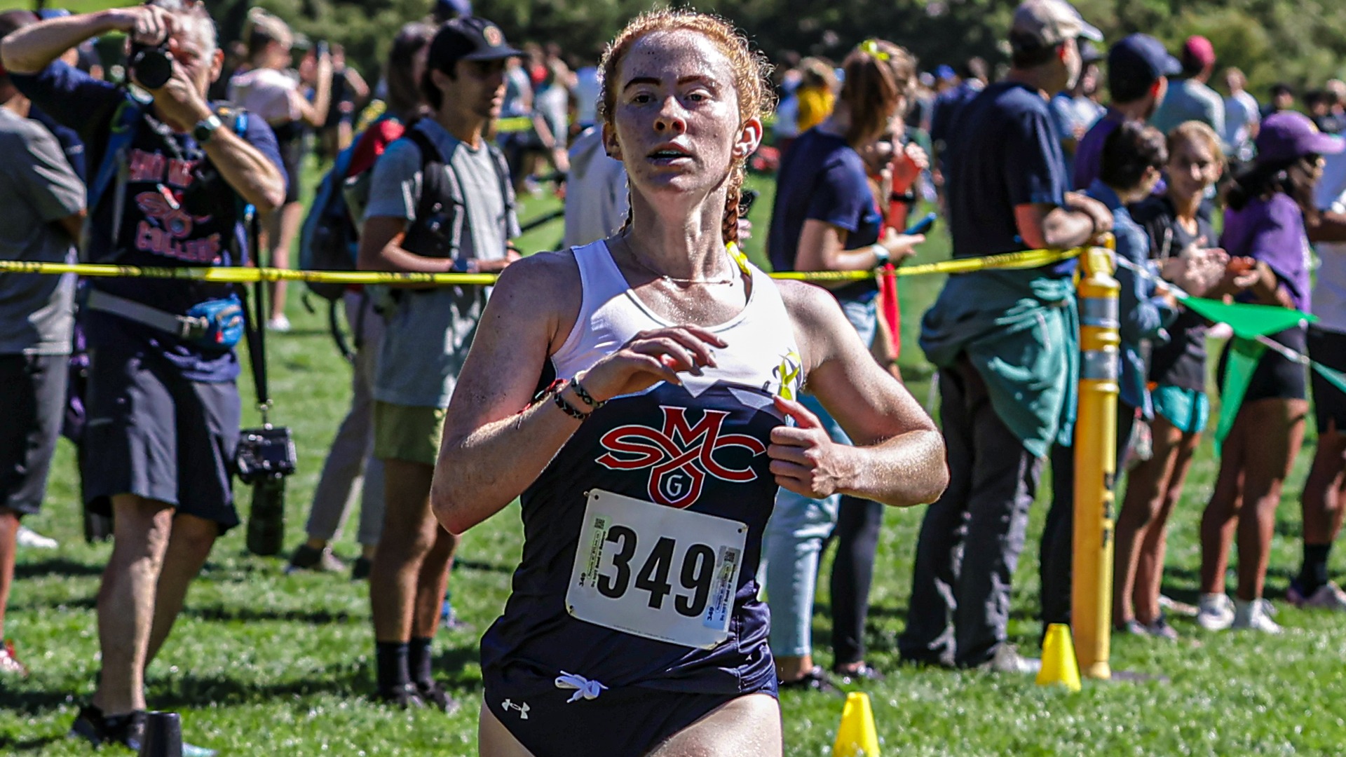 Molly Dreher running in USF Invitational 2022