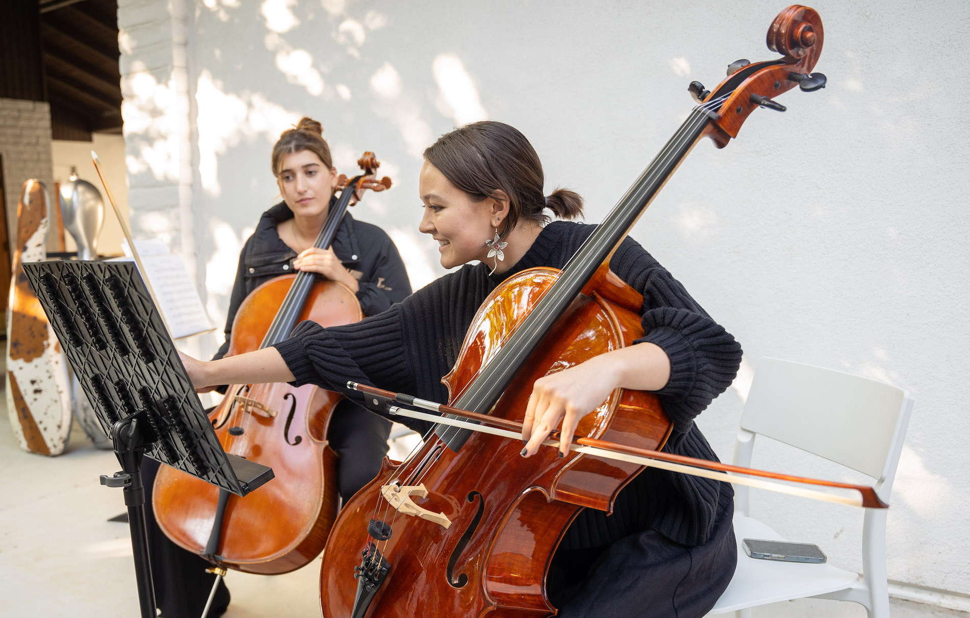 Desiree Sturrock, right, and Eden Llodra ’23 play cello at the Saint Mary’s College Museum of Art in September 2022