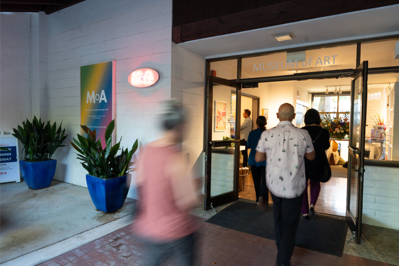 people entering the museum