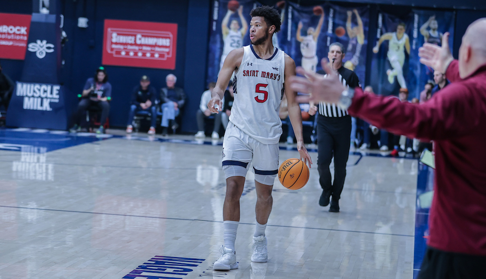 Men's basketball player Joshua Jefferson on the court