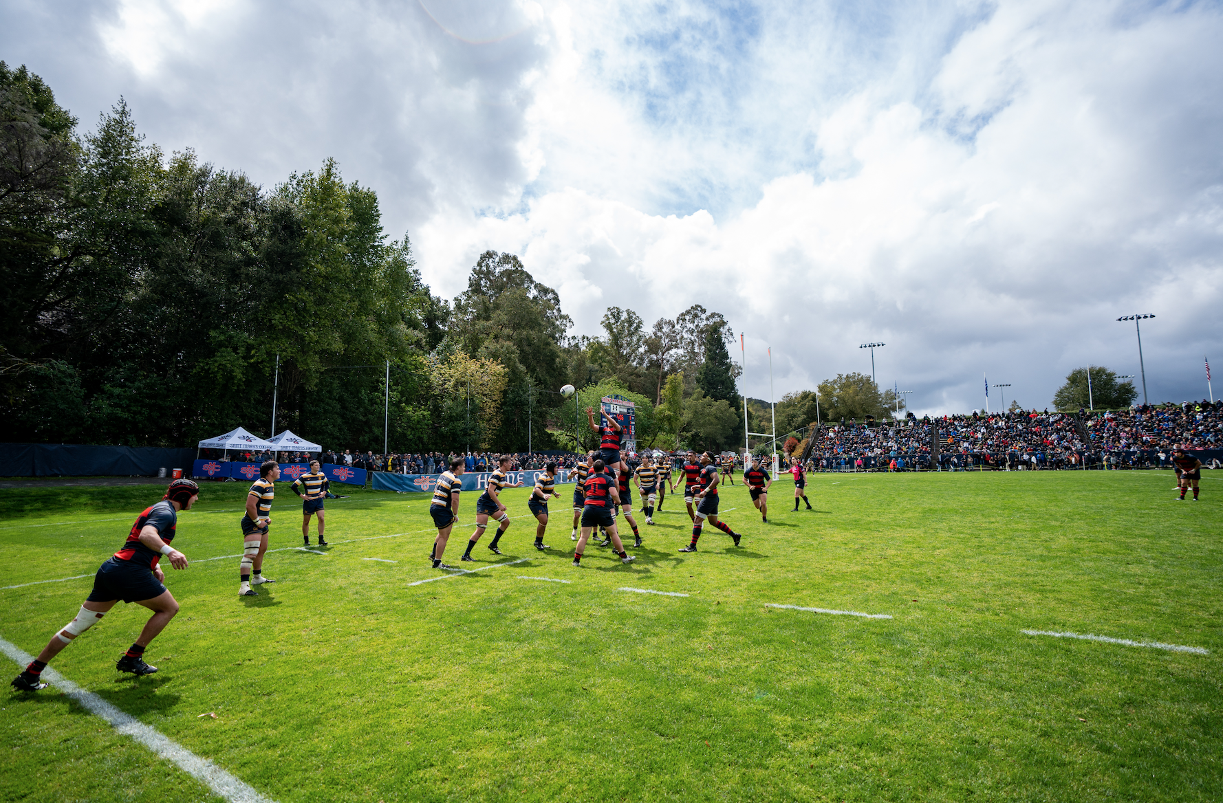 Men's Rugby successful line-out. 