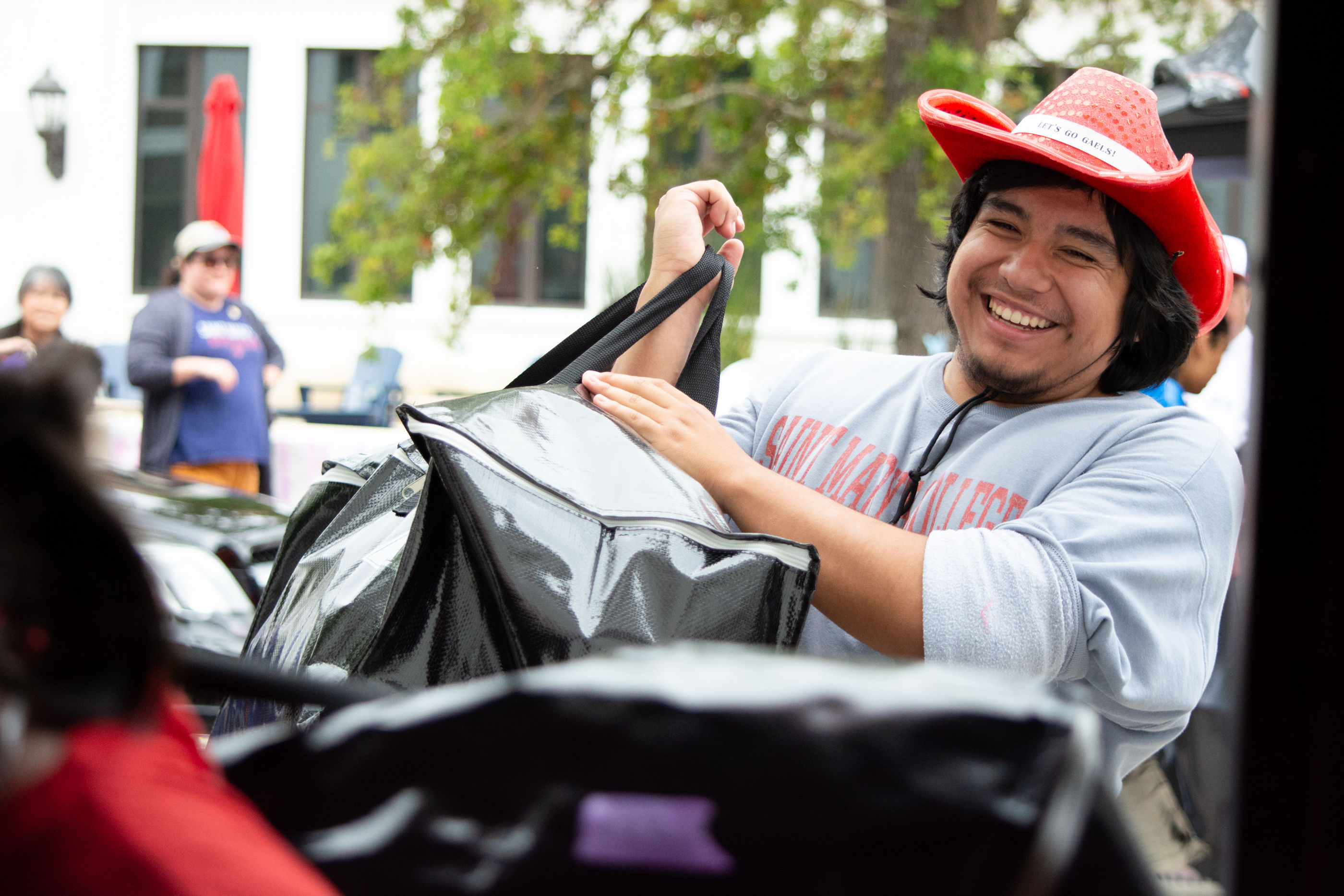 WOWie leader helping students move in to SMC