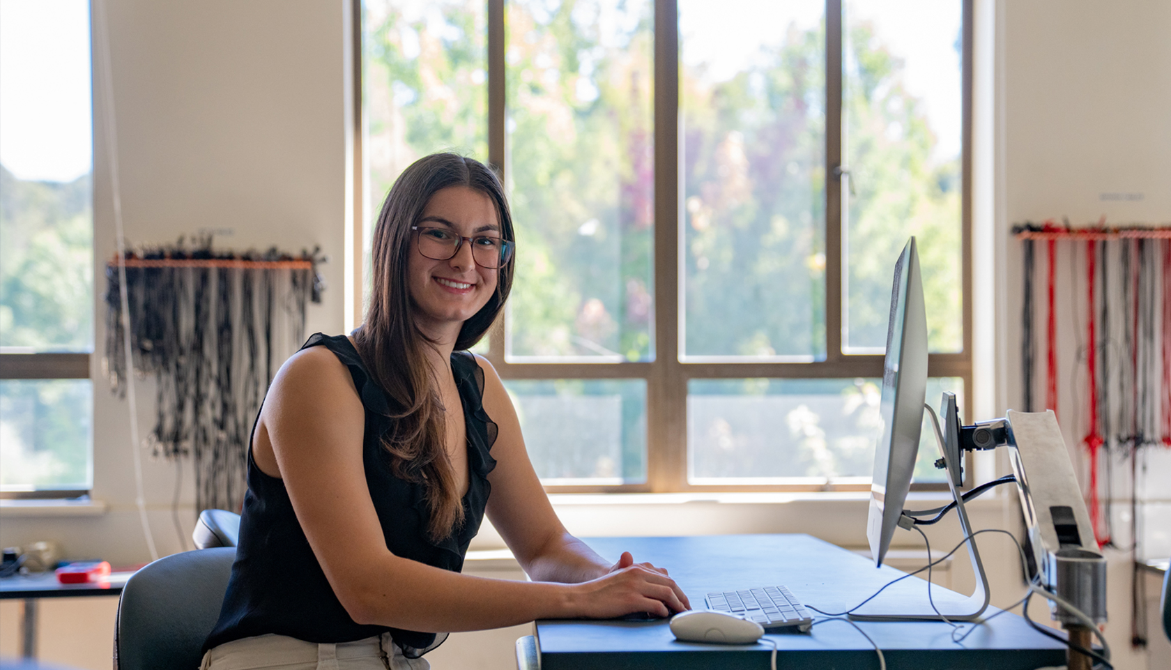 Danijela Concion '26 in physics lab at a computer