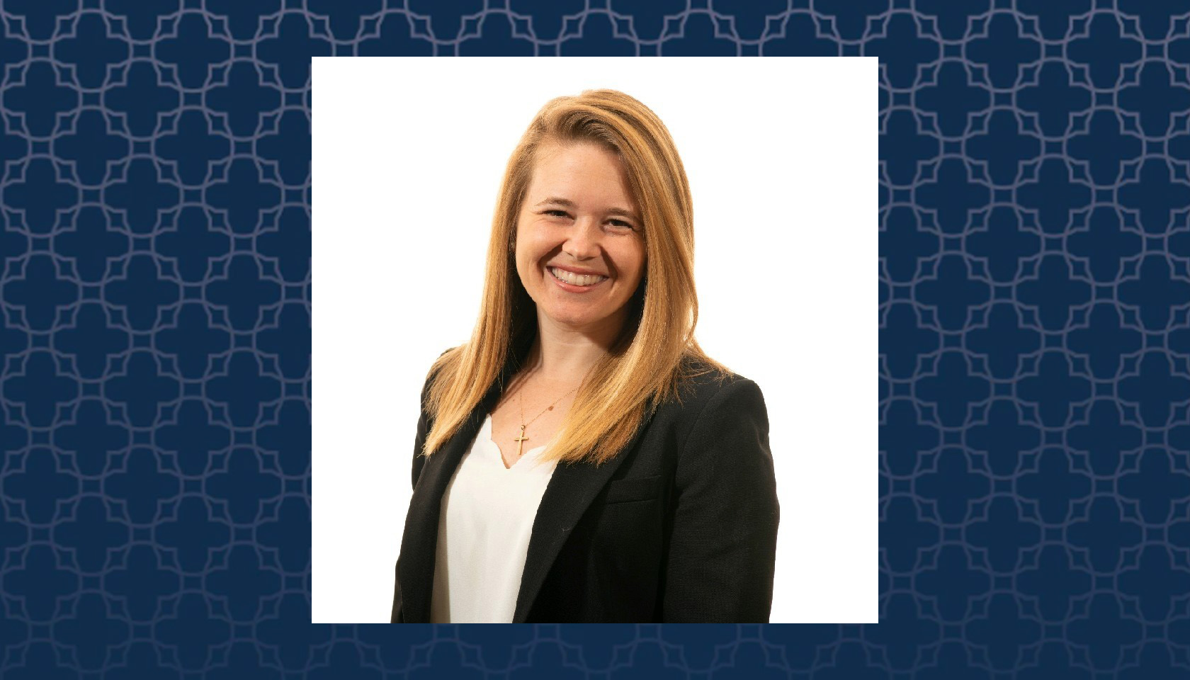 Kim Lisiak Fraleigh '18 headshot with blue patterned background