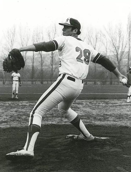 Baseball pitcher Tom Candiotti