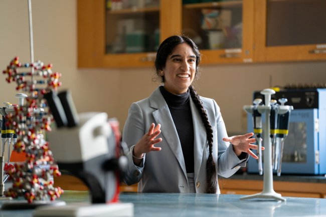 Sahiba Dogra '24 in the lab