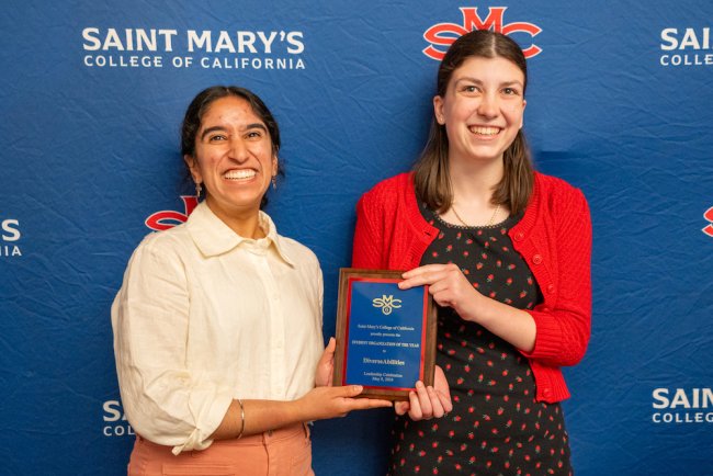 DiverseAbilities student leaders Sahiba Kuar Dogra ’24 and Molly Floberg ’26 hold up a plaque for 2024 Student Leadership Awards
