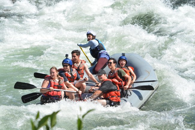 Eddy Out: AJ Blomquist ‘26 along with raft mates Sarah Beaudin, Issac Torres ‘25, Gavin Gookins, Oliver Cheng, and Alejandra Perez shout with excitement as they swirl through and around the volatile rapids. / Photo courtesy of Hotshot Images