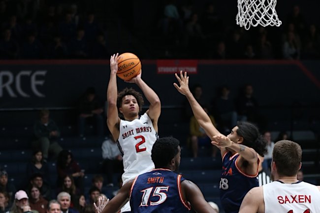 Men's basketball player Jordan Ross shoots against UTSA in December 2024
