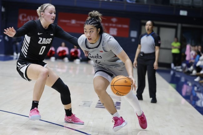 Women's Basketball Player Zeryhia Aokuso drives against Gonzaga in 2025
