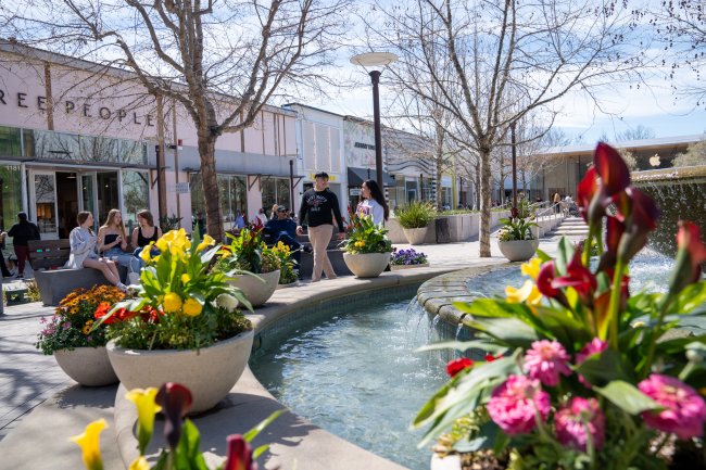 SMC students at the Walnut Creek MAll