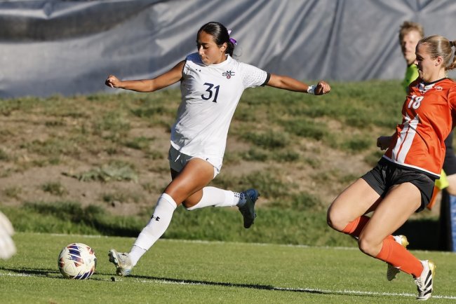 Soccer player Sidney Middaugh shoots against Pacific in fall 2025