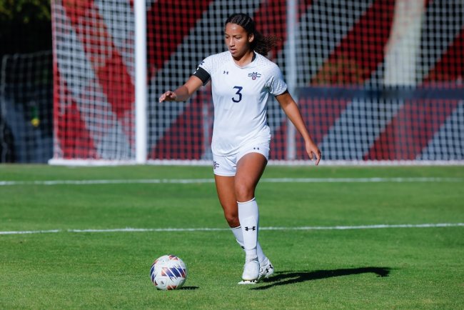Soccer player Amari Hicks dribbles the ball in fall 2025
