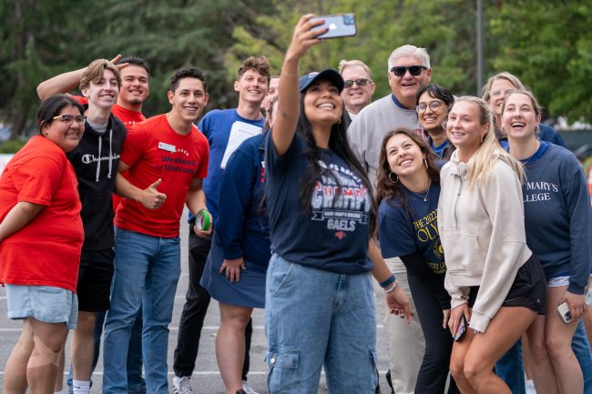 Weekend of Welcome students with SMC President Roger Thompson