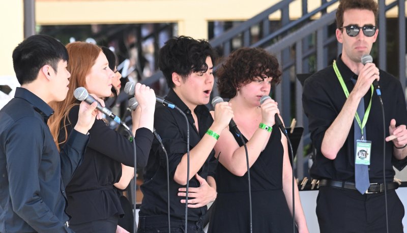 Jazz Singers singing