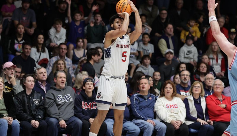Men's basketball player Joshua Jefferson shoots against LMU in January 2024