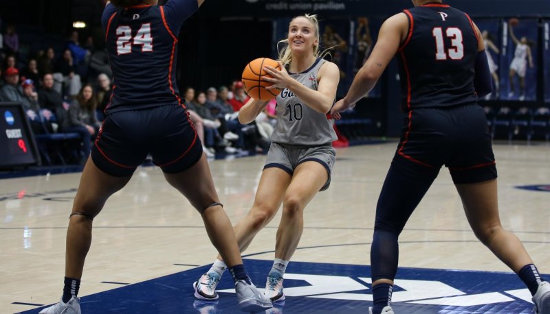 Women's basketball player Tayla Dalton prepares for a jump shot against Pepperdine in February 2024