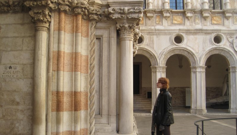 Maddy Hunter '27 admiring architecture in Venice