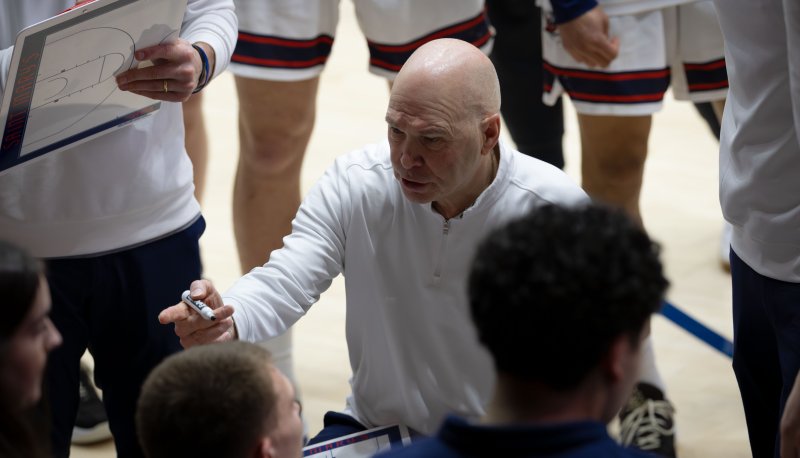 Randy Bennett coaching on the SMC court