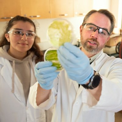 Dr. Jim Pesavento with some Biotech students in the lab.