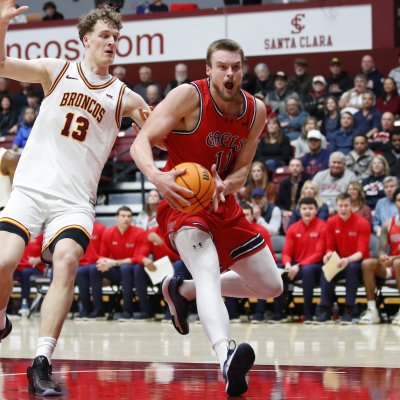 Men's basketball player Mitchell Saxen drives against Santa Clara in January 2025