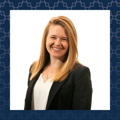 Kim Lisiak Fraleigh '18 headshot with blue patterned background