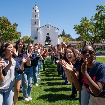 Weekend of Welcome RAs clap for arriving students, fall 2025