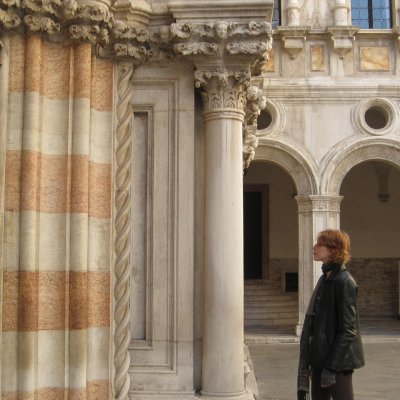 Maddy Hunter '27 admiring architecture in Venice