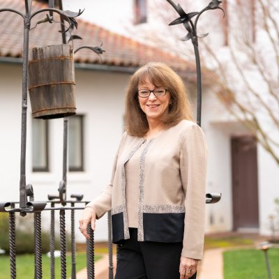 2025-26 Professor of the Year, Barbara McGraw