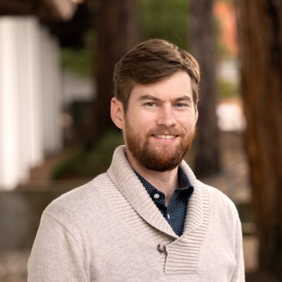 Profesor James McCauley next to redwood trees